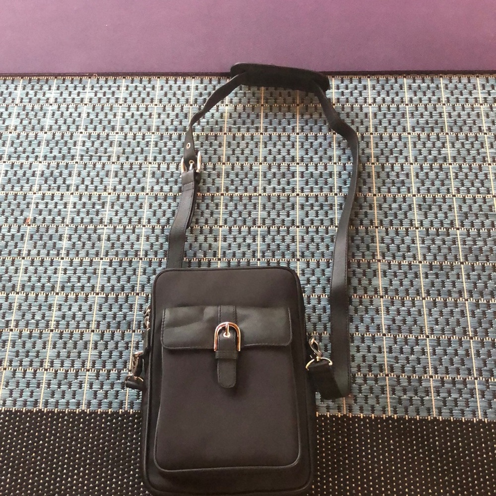 Levenger Women’s black crossbody bag